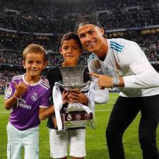O título sobre o athletic . Cristiano Ronaldo Nao Jogou Mas Levantou A Supertaca De Espanha Supercopa De Espana Sapo Desporto