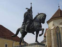 Locuitorii din târgoviște sunt nemulțumiți din cauză că statuia cu mihai viteazul reprezentativă orașului a fost vopsită. Statuia EcvestrÄ A Lui Mihai Viteazul