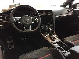 Die innenleuchten schalten sich automatisch ein, sobald sie das fahrzeug entriegeln, eine tür öffnen oder den zündschlüssel abziehen. Datei Vw Golf Vii Gti Innenraum Jpg Wikipedia