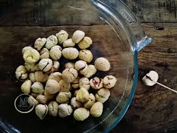 Portate a bollore una pentola piena di acqua, versate prima le erbe aromatiche e poi le castagne. Minestra Di Castagne Secche Un Sapore Antico La Maggiorana Persa