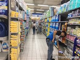 請社大學員夥伴加強健康管理，防疫工作不可懈怠~ 戴口罩 勤消毒 勤洗手 因應社區傳播風險升高，指揮中心5月11日至6月8日，提升疫情警戒至第二級。 (pencil)民眾出入公共場所、搭乘大眾運輸等務必配合相關防疫措施，共同嚴守社區防線。 åé¨4ç¸£å¸ç«æä¸çç´ å°ä¸­äººè¶æ·¡å®è³£å ´æªè¦æ¶è²·äººæ½® Ettodayå°æ¹æ°è Ettodayæ°èé²