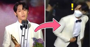 The baeksang arts awards is one of south korea's most prestigious awards ceremonies. Actor Lee Do Hyun Gets Lost At The 57th Baeksang Arts Awards And It S Hilariously Adorable Koreaboo