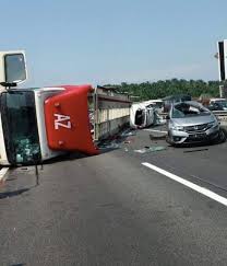 Tkw & bangladesh di dalam kereta 2021 | pa gk malu ma kluarga. Gambar Video Kemalangan Dahsyat Treler Terbalik Dan Kereta Hancur Di Lebuh Raya
