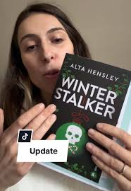 J’ai terminé ce livre ce matin et c’est ce que j’en attendais : une Dark  romance de Noël très facile à lire ! Je vous en parle bientôt ! Livre :  Winter Stalker de Alta Hensley chez @Editions &H ...