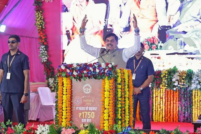 फूलों का तारों का...,' गाते-गाते सीएम डॉ. मोहन ने लाड़ली बहनों को दिया गिफ्ट, 1500 के साथ मिला 250 रुपये का शगुन - Chief Minister Dr. Mohan Yadav gave a big gift