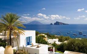 Infosicilyit Da Accuciacunti Le Case Bianche Di Panarea Sullo Sfondo Stromboli Eolie Messina Infosicily Sicilia Aeolian Islands Sicily Island House