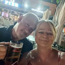 Lesley Holroyd (@lezlilees) • Facebook, Connect with friends