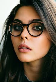 Réservez en ligne click & collect ! Lunettes En Bois Pour Femme Pour Un Look Atypique Et Tendance Einstoffen Opticien Lunetier Pour Lunettes Ou Lentilles Au Tholonet M Eye Vision