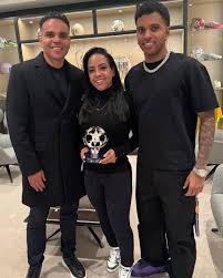 Rodrygo Goes with his parents celebrating the MVP 😍🏆