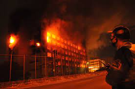 Um incêndio atingiu uma madeireira no bairro belém novo, zona sul de porto alegre, no final da madrugada deste sábado (29). Ncsk1jf9w3nekm