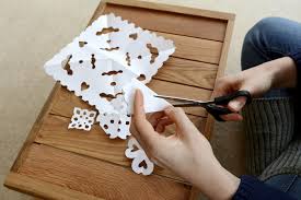 Prima 22 ideen kindern basteln pinterest fensterdeko weihnachten. Schneeflocken Basteln Ganz Einfach Ihr Fenster Winterlich Gestalten