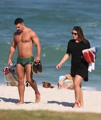 Priscila Fantin é flagrada em clima de romance em uma praia no Rio de  Janeiro