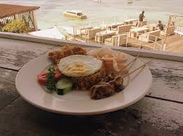 Choi sam ,atau sayur lainwortel di iris kecil2telur di goreng tumis. When In Indonesia Eat Nasi Goreng Special Krazy Butterfly