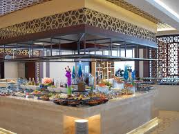 Terwijl witte brusselaars wel gewoon kunnen doorlopen. La Terrasse Restaurant Dubai Two Seasonal Hotels