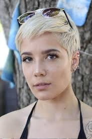 I Found Out My Mom Slso Likes Halsey Assdjfllfjufhdmek Halsey Hair Halsey Short Hair Short Hair Styles
