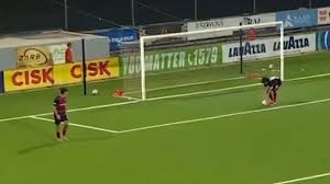 Photo Ligue Conférence: il prend le ballon à la main pensant qu'il était ...