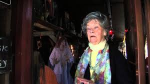 Dass ein großteil der geschichte auf den erzählungen der beiden dämonologen ed und lorraine warren basiert und einen ihrer schwierigsten. The Conjuring Die Heimsuchung Interview Lorraine Warren Hd Youtube