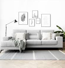Quelques Cadres Et L Espace Au Dessus Du Canape Est Structure Grace Aux Couleurs Monochrome Decoration Au Dessus Canape Deco Salle A Manger Deco Appartement