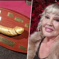 Harvinainen kuva: Hannele Lauri poseeraa poikansa kanssa