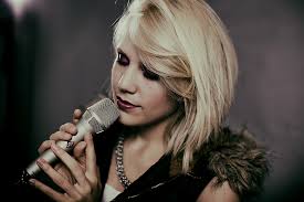 Sängerin“ für Katjana