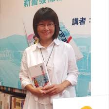 屈穎妍，係香港中文大學畢業主修中文系，香港親中派傳媒人同專欄作家，做過電視台 阿四、電影 打雜、中學 教師、新聞記者、雜誌 編輯、顧問。. å¹«æ¸¯å‡ºè²