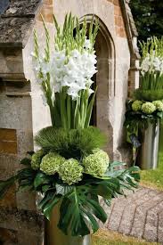 I Would Totally Do These Modern Type Of Arrangements In The Church On Every Pew End Church Flower Arrangements Flower Arrangements Church Flowers
