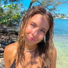 Jess 🌞 full-time solo travel (@travelswithjesss)