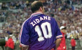 Actionne le bouton play et clique sur stop pour découvrir si tu es zizou, robert, dédé ou petit bonhomme. Votre Meilleur Bleu De L Histoire 1er Equipe De France Zinedine Zidane Elu Meilleur Joueur De L Histoire France Football