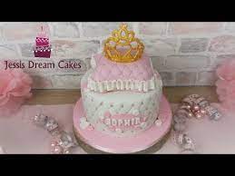 Fondant mädchen motivtorten ohne fondant kindergeburtstag kuchen prinzessin geburtstag kuchen mädchen 1 geburtstag prinzessin kuchen kindergeburtstag 3 jahre schloss torte prinzessinnen torte. Prinzessinen Torte Princess Cake Geburtstagstorte Mit Kronchen Youtube