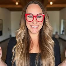 어느 순간, 40이상의 모든 여성들이 그것을 느낀다-그 변화. 이건 단순한 호르몬이 아니야. 그것은 단순히 늙어가는 것이 아니다. 당신  안에서 일어나는 조용한 반란이야. 평생을 지키며 보낸 규칙은 갑자기 맞지 않습니다. 모두를 위한 모든