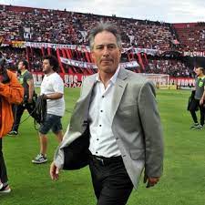 14 de septiembre de 1960) es un holan también acompañó al burru en sus pasos por estudiantes de la plata, e independiente de. Ariel Holan Es El Nuevo Entrenador De Independiente