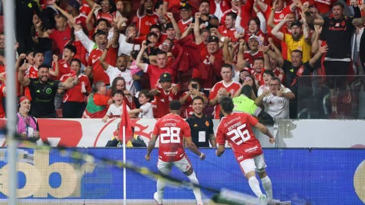 Inter segura press&atilde;o, vence e agrava crise no Corinthians