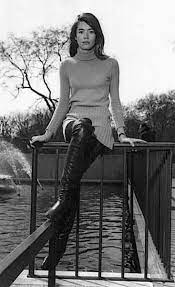 This article is about the goodness and charity of françoise, regularly she visits an orphanage. Francoise Hardy S Sweater Dress And Boots Style Style Inspiration Francoise Hardy