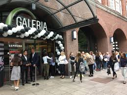 Find the perfect sephora x kaufhof beauty world opening in duesseldorf stock photos and editorial news pictures from getty images. Kult Kosmetikmarke Sephora Nun In Hamburg Hamburger Abendblatt