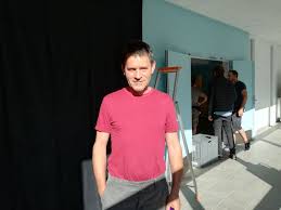 Un crime mystérieux dans une petite station thermale apparemment tranquille. Photos Tournage De Meurtres A Brides Avec Line Renaud