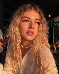 Lana Bondar's Instagram, Twitter & Facebook