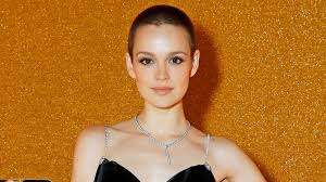 See more ideas about celebrities, german beauty, miss perfect. Emilia Schule Rasiert Sich Die Haare Ab Vogue Interview Vogue Germany