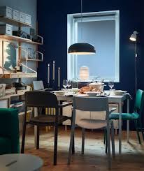 Ikea Nymane Crna Celicna Visilica I Storuman Beli Papirni Abazur Stvaraju Prijatnu Atmosferu Za T Ikea Living Room Ikea Dining Room Living Room Lighting Design