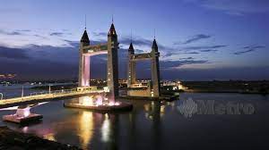 Silahkan dipilih yang dirasa cocok dan nyaman untuk makan sembari menikmati jembatan ampera yang gagah merah membara. Draw Bridge Kebanggaan Terengganu Malaysia