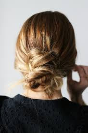 Voici une idée simple et rapide a réaliser. 1001 Idees Comment Faire Un Chignon Decoiffe