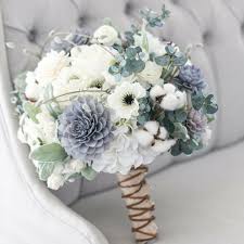 Colori neutri adatti a salme maschili o femminili, ideale per esprimere con un pensiero floreale il tuo messaggio di cordoglio questo omaggio è creato per te con: 1001 Idee Di Bouquet Sposa Per Scegliere Un Elemento Importante Del Matrimonio