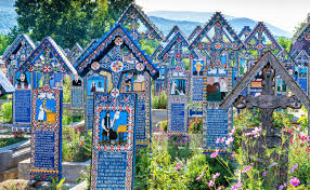 Pe unele cruci există chiar versuri în care sunt amintite, deseori cu nuanțe umoristice, persoanele respective. The Merry Cemetery Cimitirul Vesel SÄƒpanÈ›a Romania