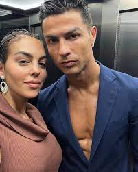 C・ロナウドが妻と”裸ジャケット”で2ショット💛肉体美にファン悶絶 | 話題の投稿 | スポーツブル (スポブル)