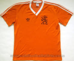 Stekelenburg is vanaf 2004 international in het nederlands voetbalelftal, waarvoor hij 60 wedstrijden speelde. Netherlands Home Football Shirt 1985 1988