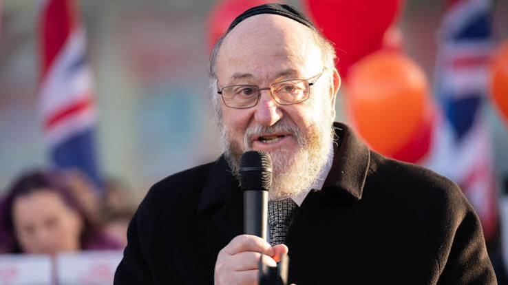 Chief rabbi attacks BBC for airing 'vile Jew hate' at Glastonbury - BBC News