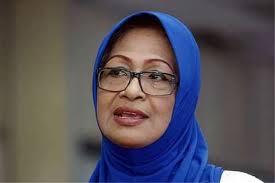 Pelakon terkemuka malaysia, fauziah nawi kelihatan sebak apabila jenazah anak lelakinya pulang di kediamannya di taman melati, kuala lumpur 12.30 malam tadi (28 oktober). Fauziah Nawi Akui Jauh Hati Dengan Anak Sendiri