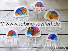 Diy Bastelidee Bunte Quallen Als Fensterdeko Fensterdeko Basteln Basteln Bastelideen