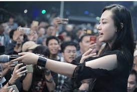 Penonton sangat senang dan antusias menanti lagu berikutnya yang merupakan lagu terakhir di malam itu. Dulu Tomboy Abis Begini Penampilan Eks Vokalis Garasi Ini Setelah Diam Diam Menikah Cantik Mangklingi