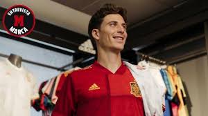 Este año, en la primera plantilla, somos mucha gente que hemos estado juntos en la cantera. Spanish Football Evening Headlines Pau Torres Speaks About His Future Uefa Set To Dish Out Harsh Punishments Barcelona Preparing Assault On La Liga Title Football Espana