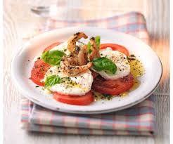 Einfacher Tomaten Mozzarella Salat Mit Garnelen Rezept Tomaten Mozzarella Salat Salat Mit Garnelen Mozzarella Salat